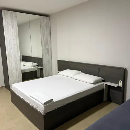 Hostel Rooftop Gallery Τίρανα