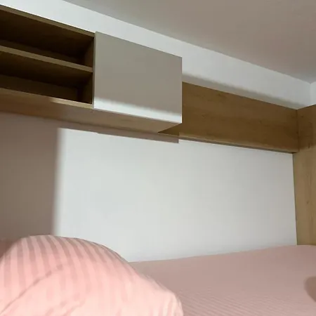 Rooftop Gallery Hostel Τίρανα